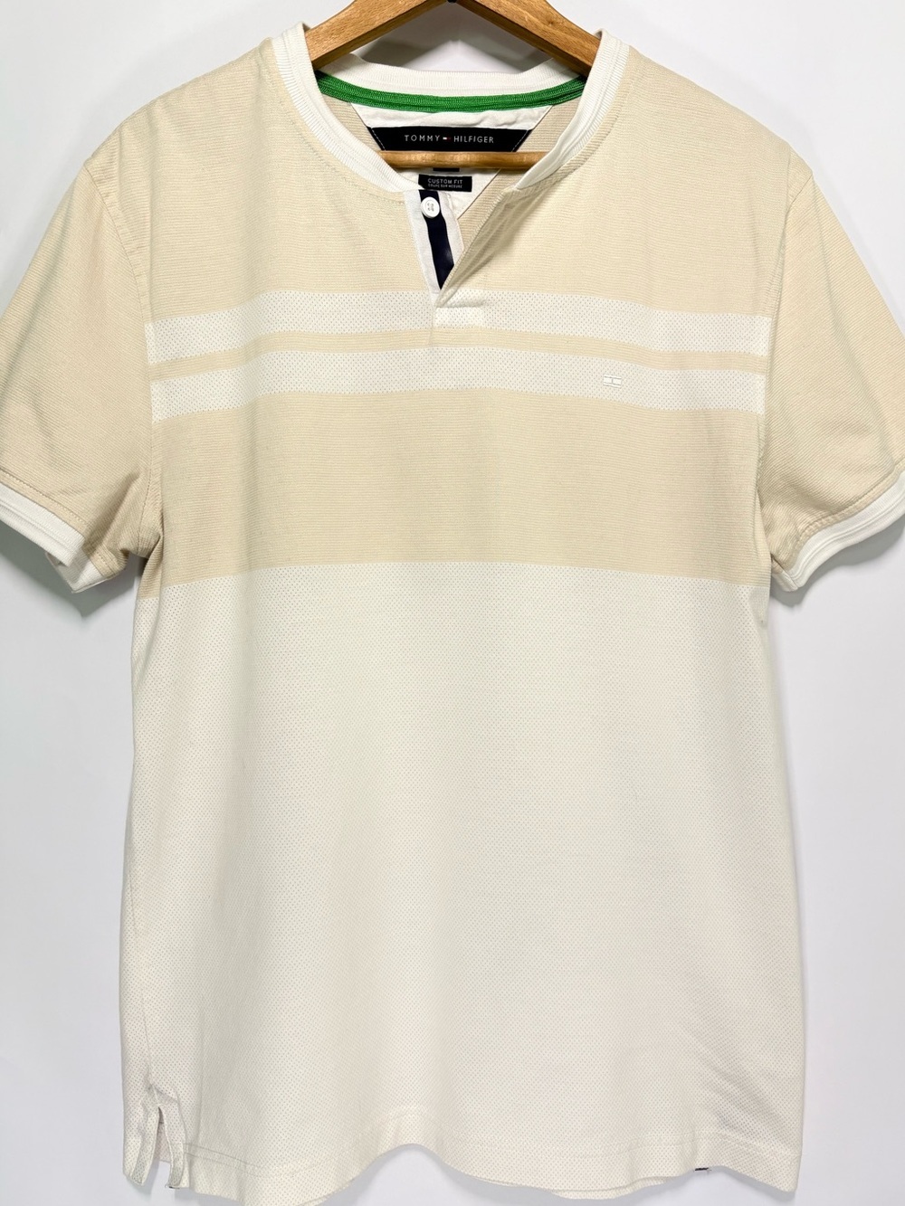 Tommy Hilfiger Custom Fit Henley Shirt Mens Medium Ivory Textured Stripe Short
